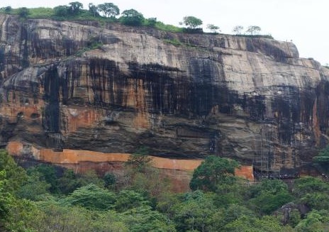 英国一探险家在180米巨石上发现千年古城，被称为“世界奇迹”