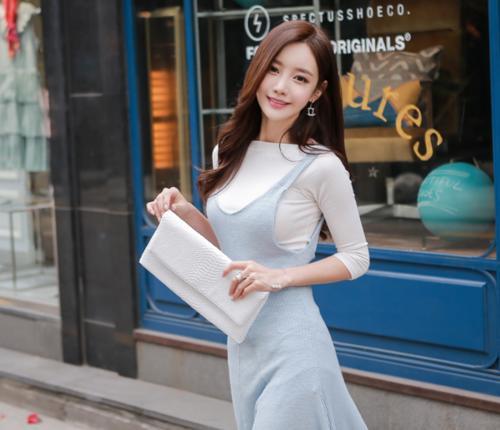 街拍：紧身包臀裙凸显小姐姐完美曲线，温婉知性气质优雅！