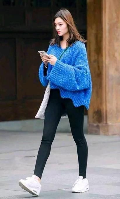  『面带微笑』街拍：面带微笑的美女，一件白色上衣配牛仔裤，时尚清新靓丽气息