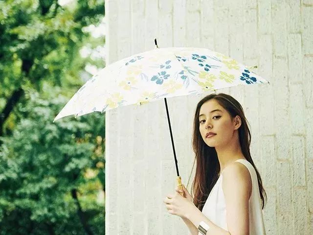 拥有一把可以当配饰的晴雨伞，是种怎样的体验?