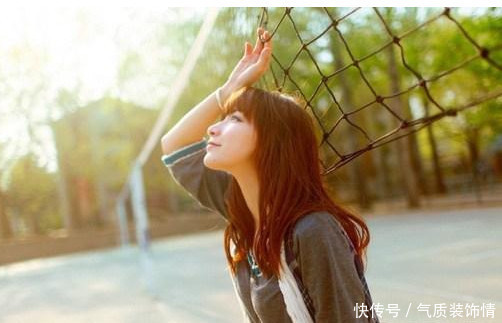 5岁女儿一到半夜就往爷爷屋跑,扒门缝一看我当