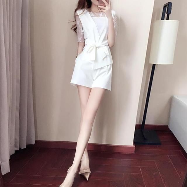 40岁女人这样穿气质高腰短裤套装，洋气优雅显腿长