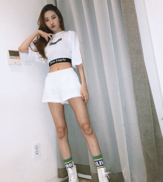 她被誉为韩国第一腿精，是金泫雅闺蜜，超模气质十足!