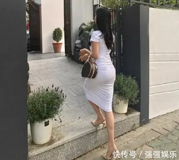 优雅迷人的吊带连衣裙美女,连背影都诱惑无比!