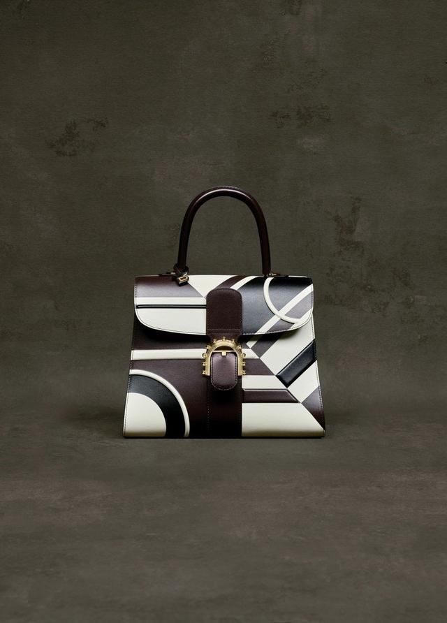 梅根王妃为什么不用好一点的包包?李英爱机场包等于一部车的首付