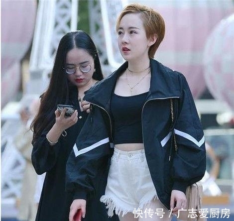  『美女』个性时尚的美女街拍：光彩照人的美女，给你时尚自信的感觉