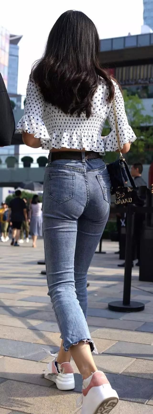 黑色斑点体恤搭配九分牛仔裤，文艺青年富有知性，这就是你的菜