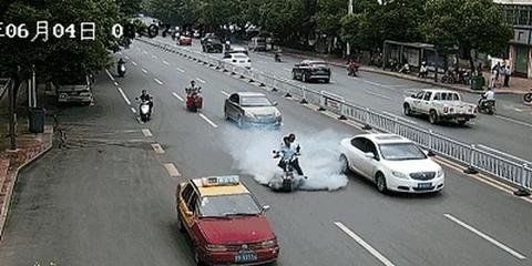 【6.25早安鲁山】来了,国内国际新闻早班车|太吓人了,飞驰的“电
