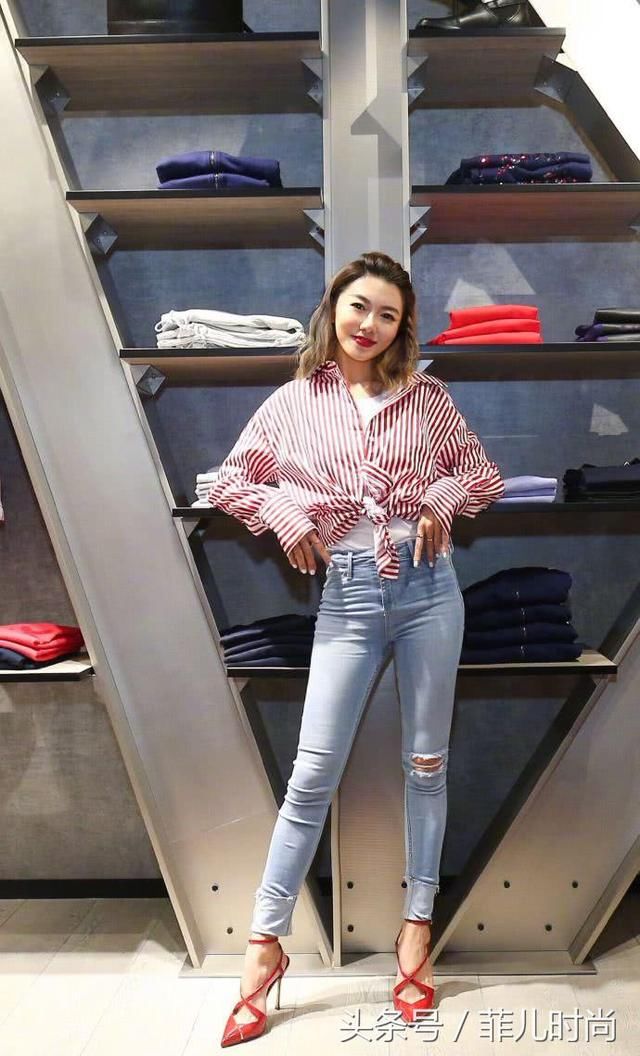 程晓玥厉害了！裙超短裙秀美腿，网友：这腿P的比我人还要高！