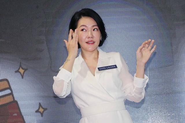 小s好像吃了防腐剂，这身材回到学生时代！