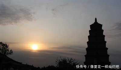 大雨冲倒一千年古寺，施工队抢修时发现一地洞，考古家进入后看呆