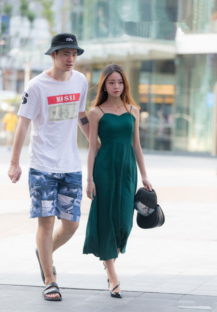 重庆街拍，连衣裙如盛开之花，小吊带的设计让你绽放雅致魅力