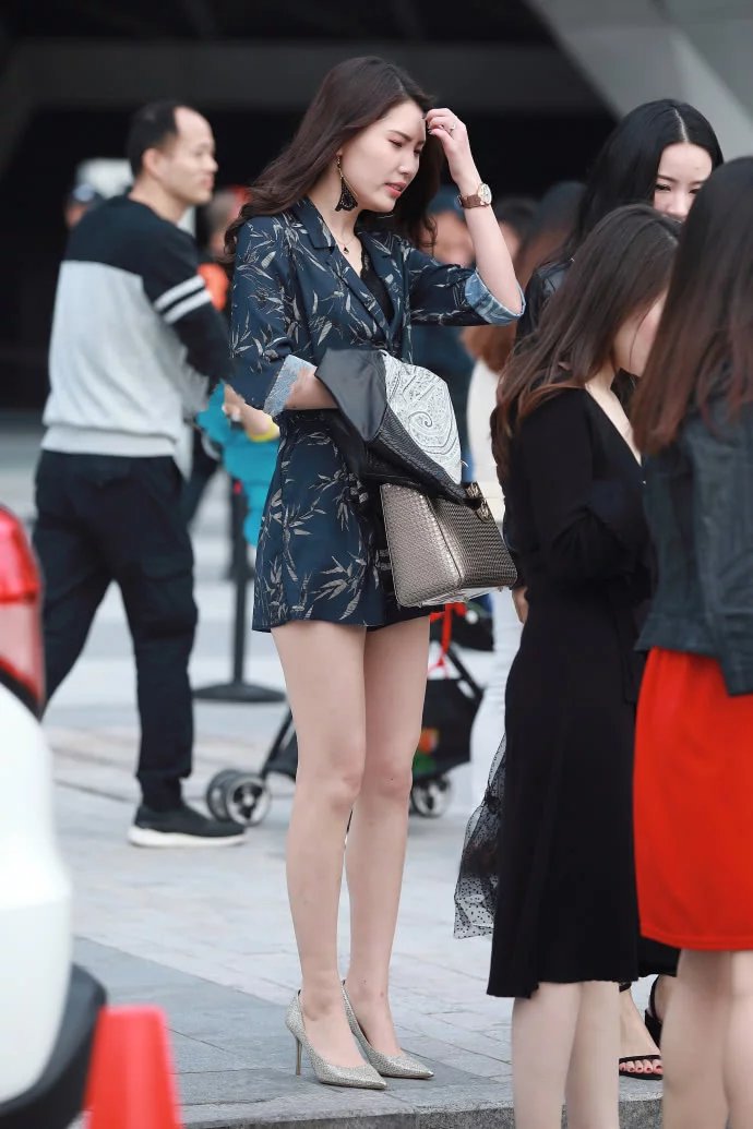 如此苗条身材衣服是掩盖不住的，但是精致的衣搭却可以将美丽扩大