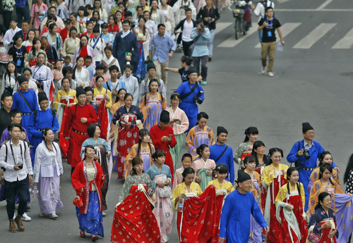 韩国姑娘扎堆来山东，她们在做啥工作？知道真相后，网友：真轻松