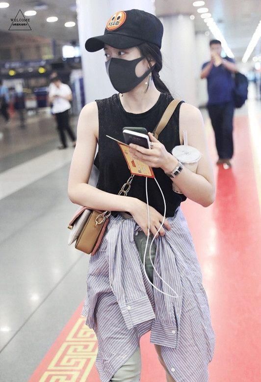 张雪迎越来越大胆了!穿件背心就出门,网友:这身材不露白瞎了