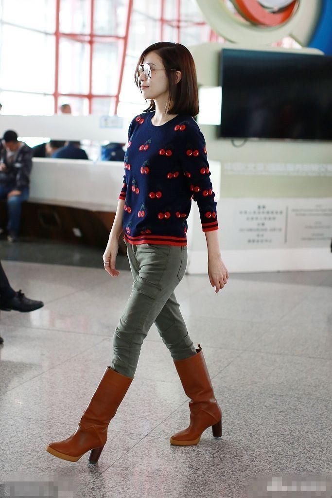 佘诗曼高筒袜套长靴现身，网友:腿是好腿，全败在鞋上了!