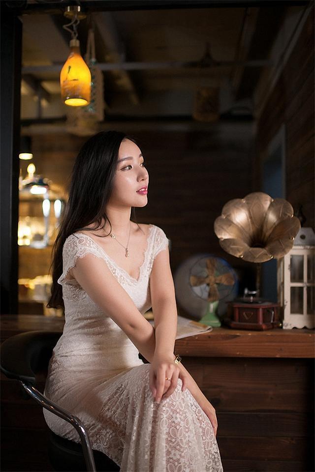 魅力无限的街头背影，白色蕾丝充满春情，最期待你的转身!