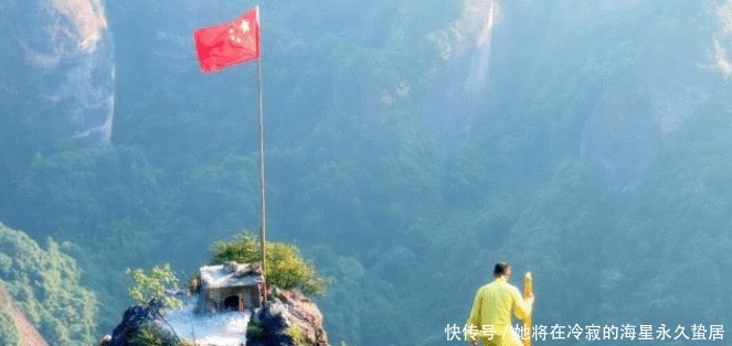 “峭壁飞人”表演飞檐走壁,替人烧香挣香火钱,一天收入竟高达上