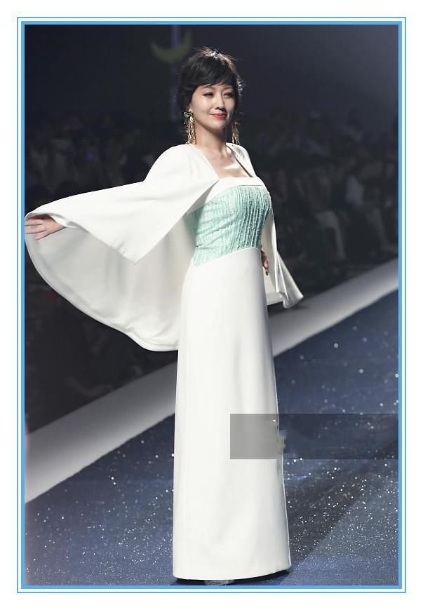 赵雅芝够狠！63岁登T台走秀气场全开，撞上刘雯也丝毫不差！