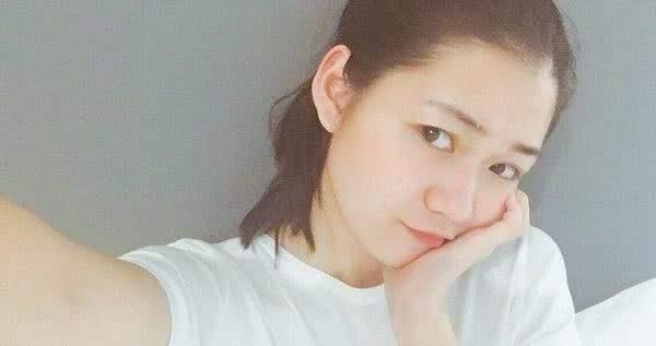 火箭少女101素颜照曝光，孟美岐的眼睛都没了，最好看的是她