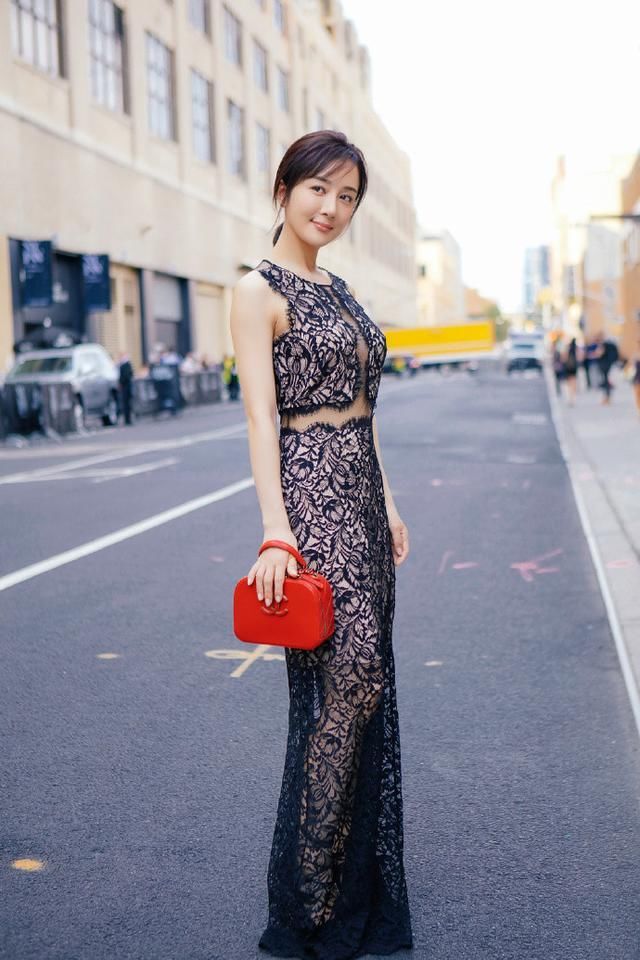 李依晓穿蕾丝裙只能遮住重点,这缝开得真大,网友:一般人穿不来