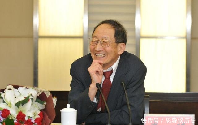 他出生在河南省，父母都是河南农民，1998年获得诺贝尔物理学奖