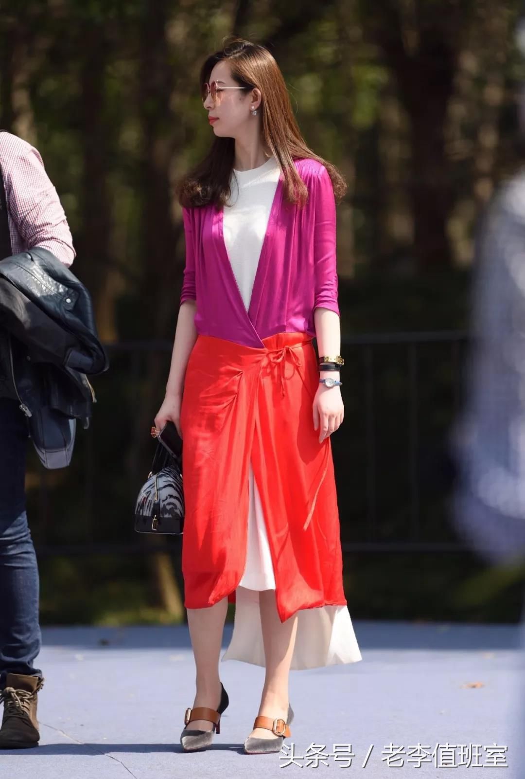 街拍:走路时衣衫飘动明艳动人的性感气质红裙美女