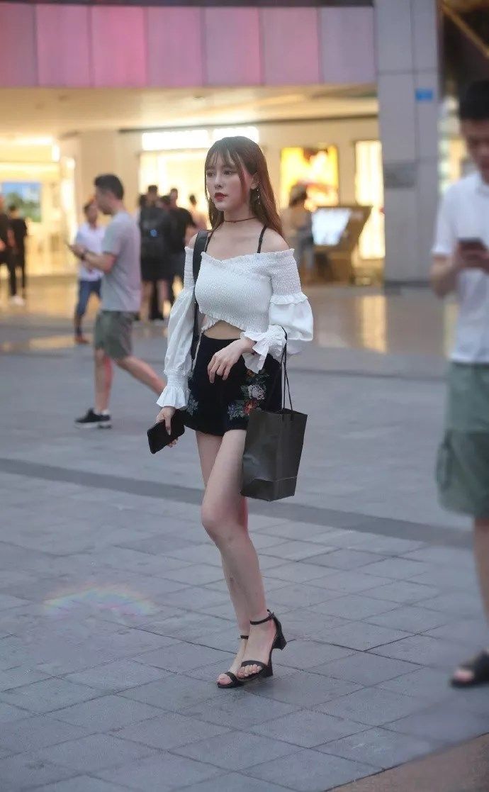 「精致」街拍:小美女身穿短款上衣,带有刺绣的短裤,让双腿显得特别的精致
