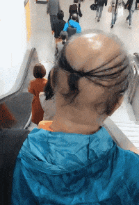  [搞笑]搞笑gif：这个不是不倒翁吗？怎么突然间倒了？难道是我太胖了吗？