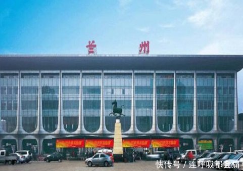  我国@我国一座火车站有错别字，就连小学生都知道，却一直没有改