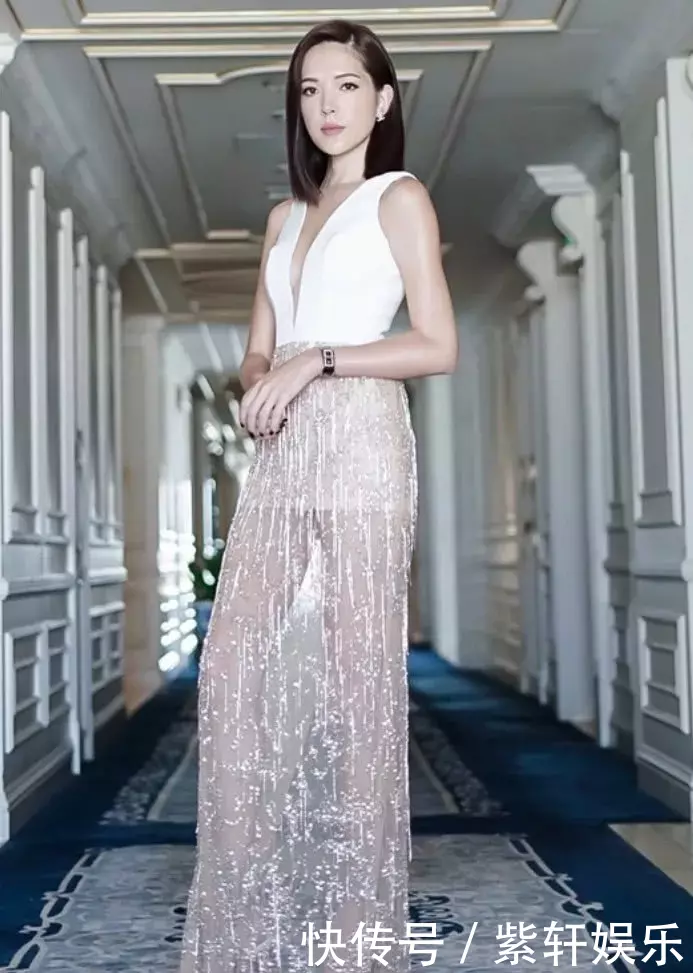 许玮甯一袭长裙亮相，深V抢镜，下半身才是百万粉丝关注的焦点！