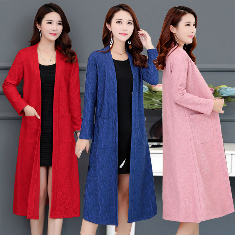 今年流行的薄风衣，50岁妈妈穿上美爆了，百件毛衣也不换