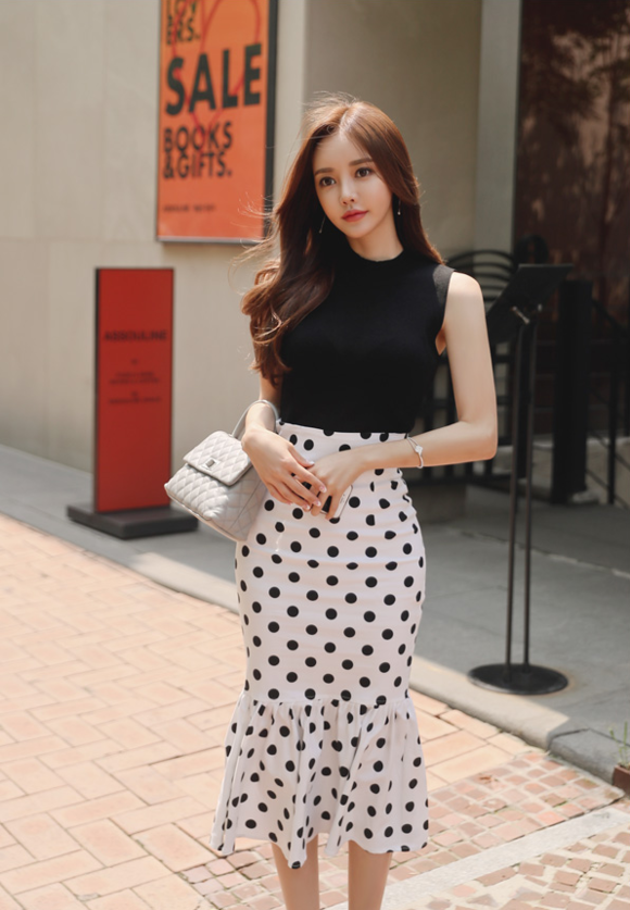 女神孙允珠，玄武岩黑磨牛奶波点无袖套裙