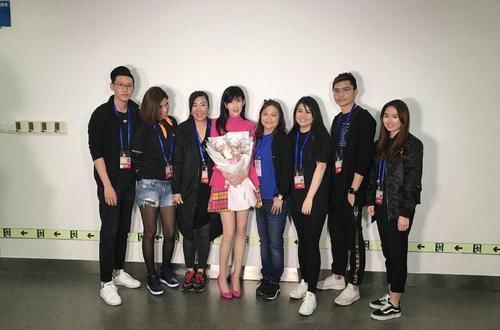 粉色■穿粉色西装配格纹短裙，52岁美回24岁，周慧敏真是美人胚子
