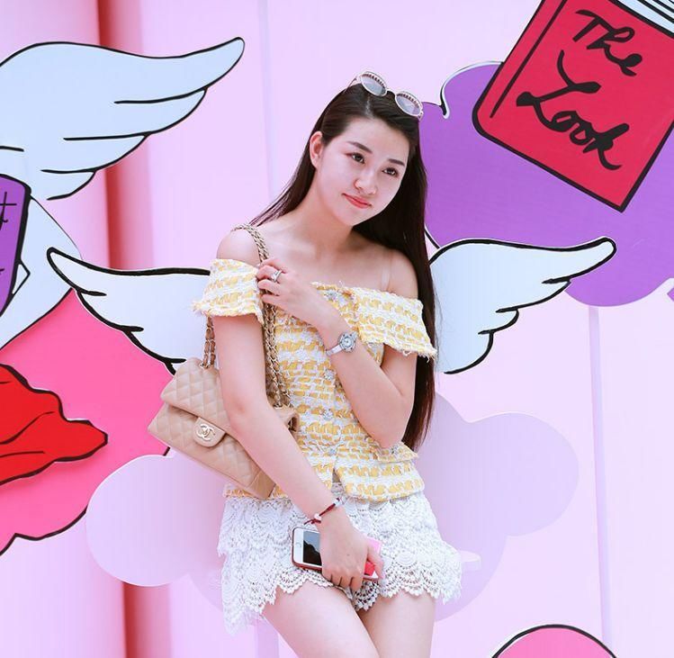 街拍:紧身裙小姐姐秀出“奶白”的大长腿，身材时尚一览无余!