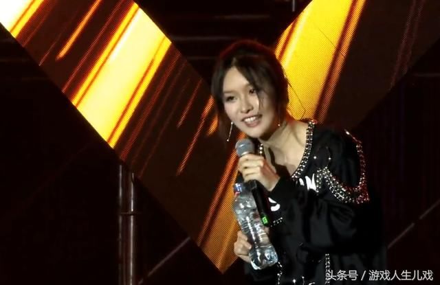 斗鱼最美主播直播和线下稍有不同 得罪摄影师