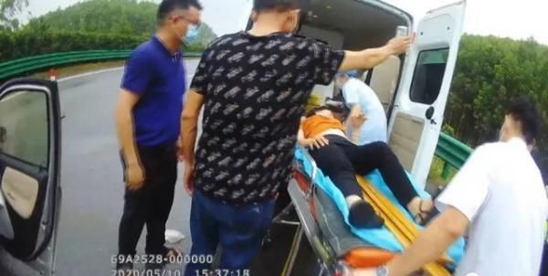 车上|小车失控撞护栏,热心路人雨中救援