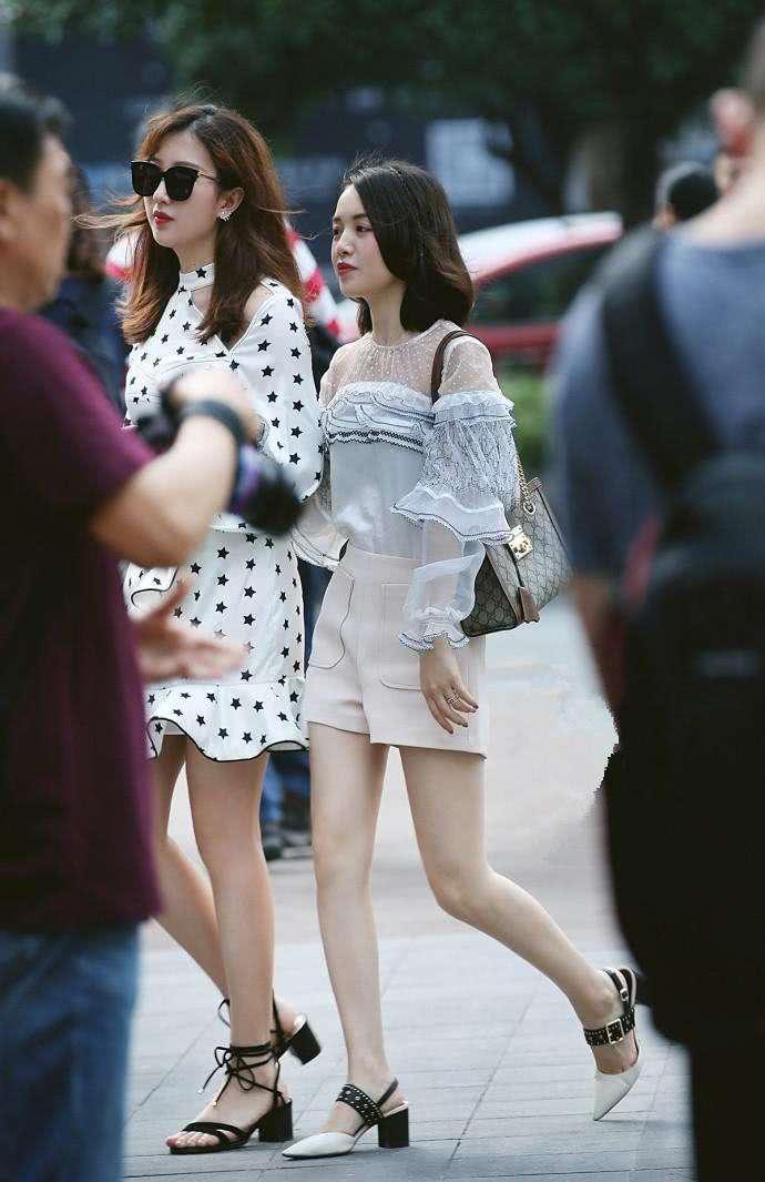 年轻妹子穿搭紧身裤，展现好身姿，更衬托气质