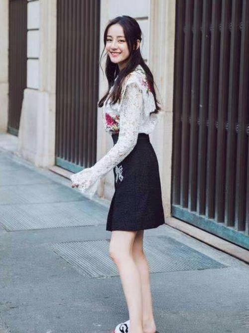 热巴这腿太粗了吧！牛仔裤快要撑破了，网友：人家不过穿了条秋裤