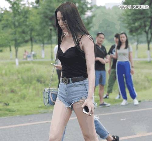 街拍：这种酷酷的打底裤装扮是美女没法拒绝的