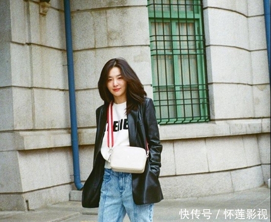  『清爽』姜涩琪的穿搭真是清爽！穿绿色格纹吊带搭配阔腿裤，大气又时髦