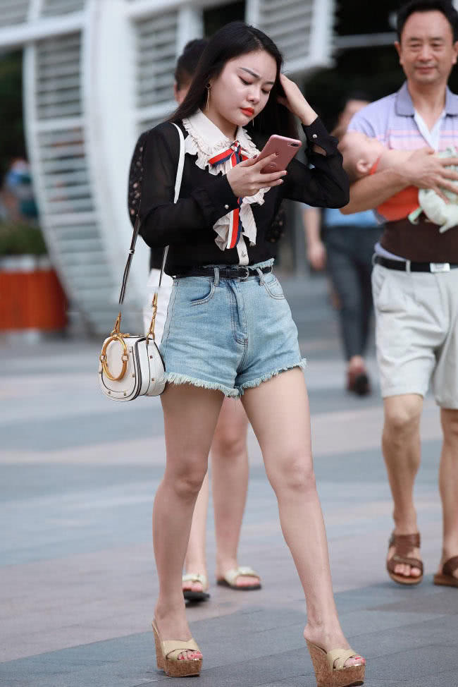 微胖小女人紧身小热裤穿出丰韵的好身材，贴身优雅线条