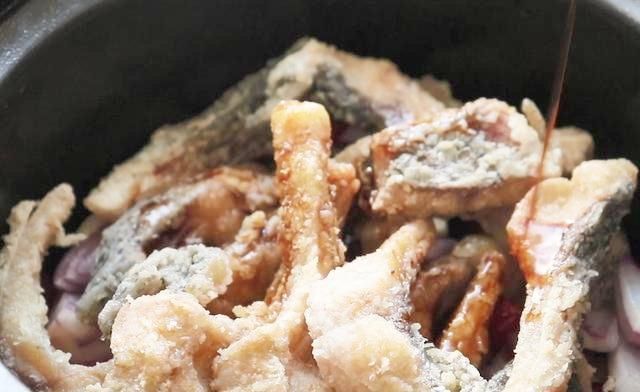 【炖汤】鲫鱼这样做太香了,不红烧不炖汤,简单一做鲜香味美一大锅不够吃