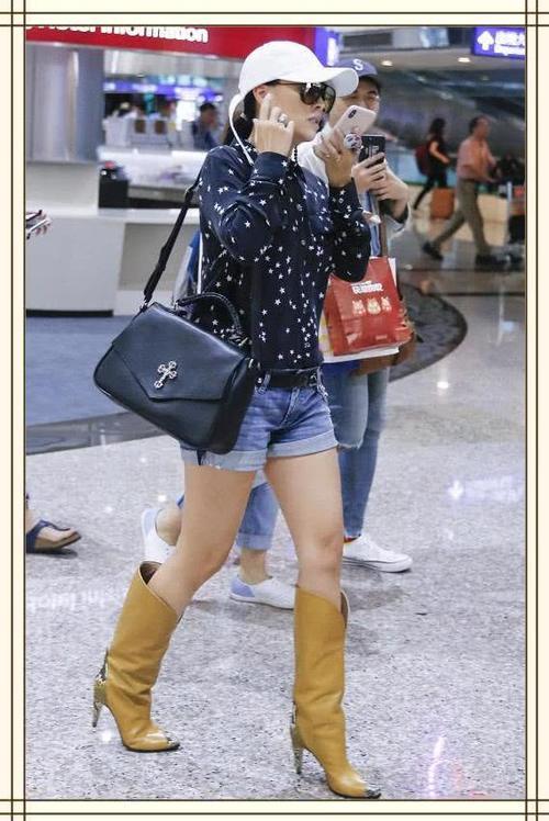 50岁那英真会玩!用热裤搭配冬季皮靴,网友:反季节才能穿出时髦