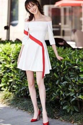 郁可唯真拼命！穿的是裙子也未免太紧了吧 网友：里面的都遮不住