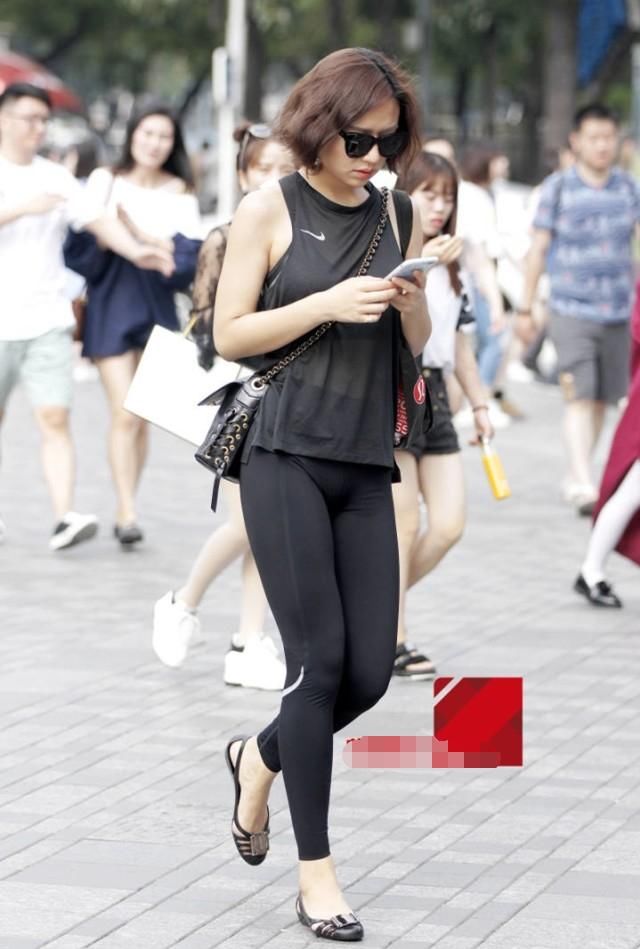 御姐轻薄的背心透出玲珑的身材，紧身裤穿出波涛汹涌的弧线