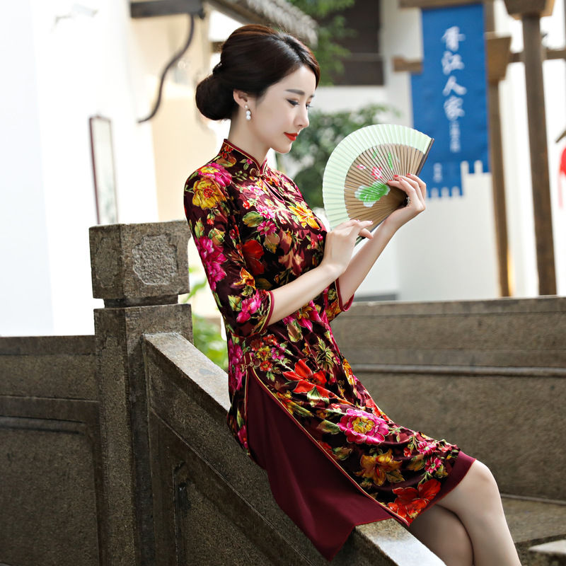 新上的旗袍，比真丝裙还洋气，53岁妈妈初秋穿，美丽大方有品味