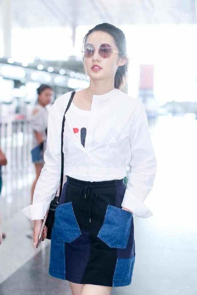 李沁现身机场，身穿补丁裙竟一点都不丑，网友：还不是因为腿长