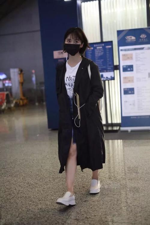 鞠婧祎比沈月矮1厘米，怎么腿还比她长？网友：腿细才是关键！