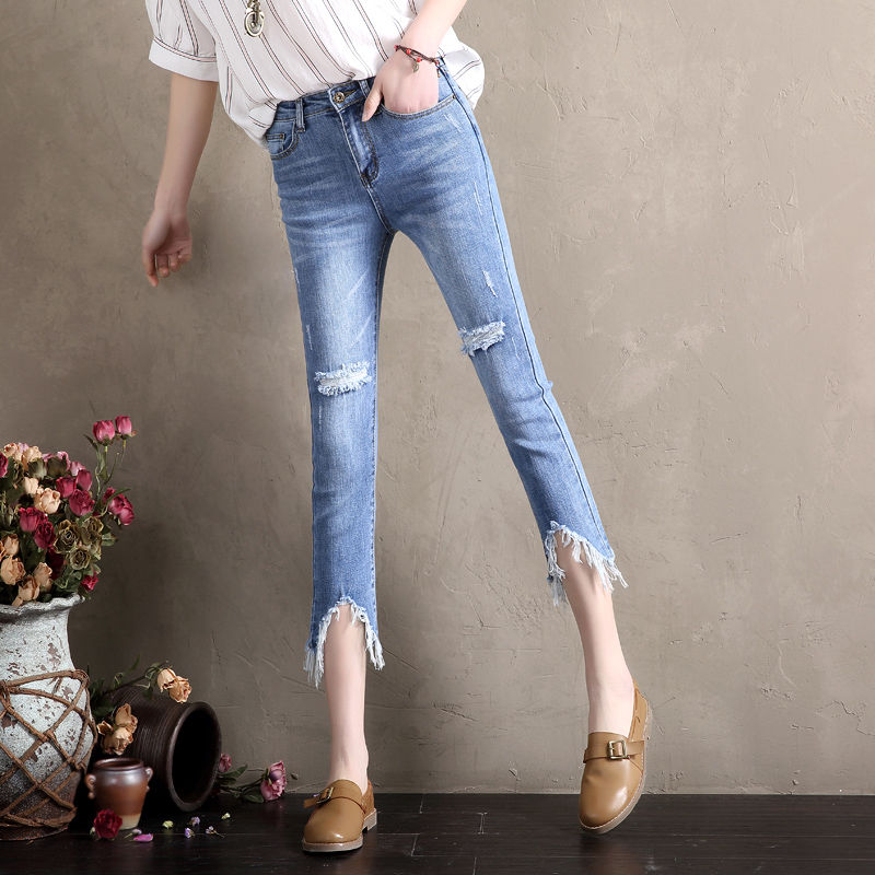 女人的丰满就要秀出来，紧身t恤搭紧身裤，小蛮腰真性感，特撩人